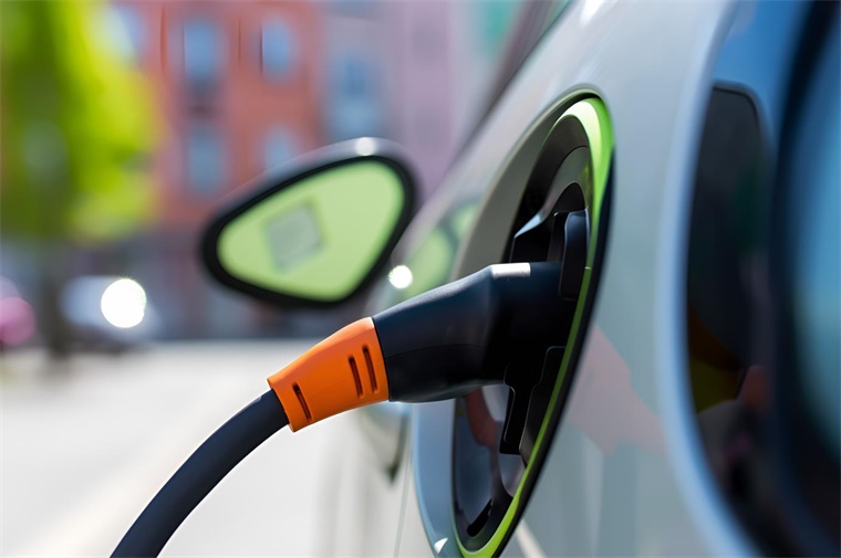 比亚迪王传福 新能源汽车发展只会越跑越快，预计今年单月渗透率将超50